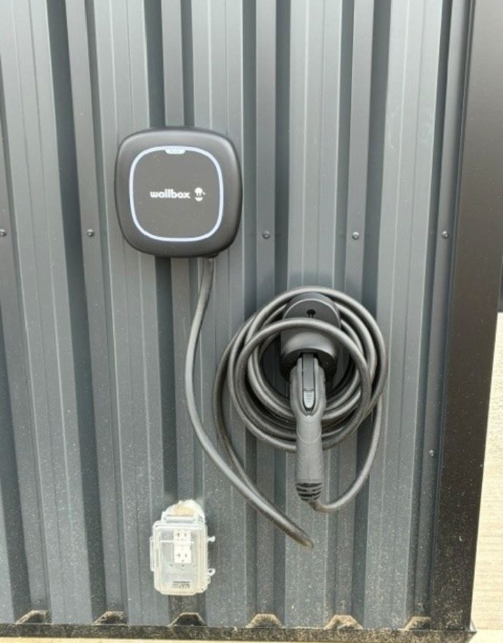 Installation de borne de recharge électrique extérieure Lotbinière par Roussin Electrique